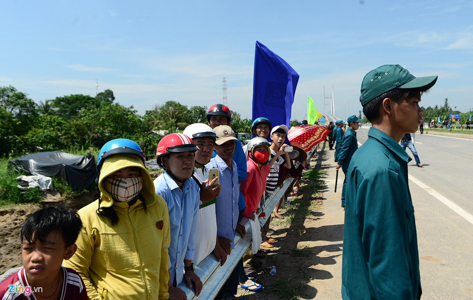 Người miền Tây đội nắng xem khánh thành cầu 3.000 tỷ